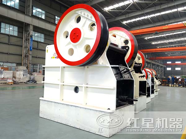 鄂式破碎機廠(chǎng)家車(chē)間一角