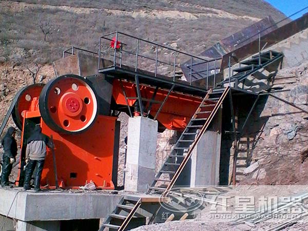 鄂式破碎機投產(chǎn)現場(chǎng)