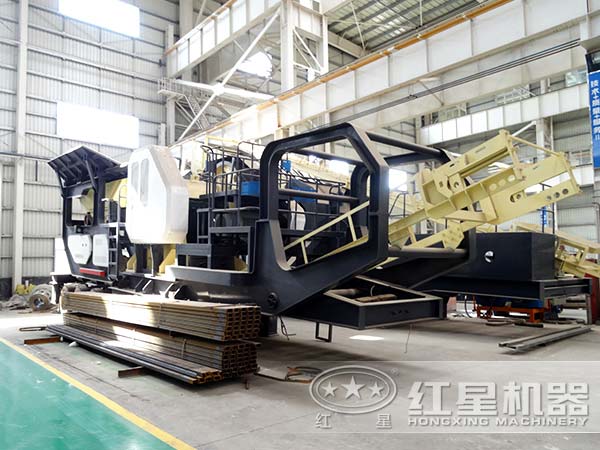移動(dòng)式破碎機生產(chǎn)車(chē)間