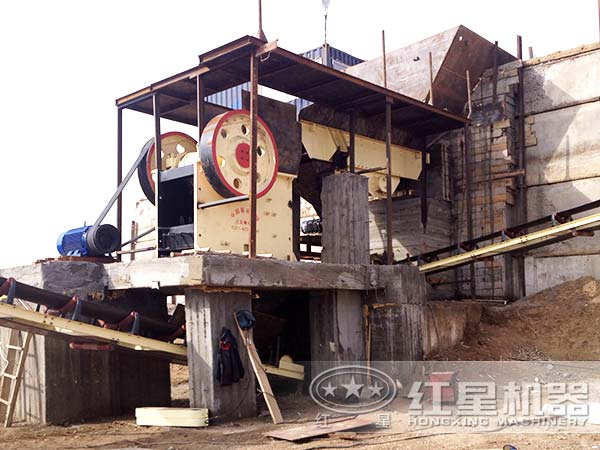 鄂式破碎機工作現場(chǎng)