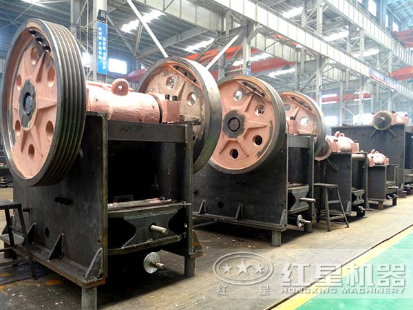 鄂式破碎機生產(chǎn)車(chē)間