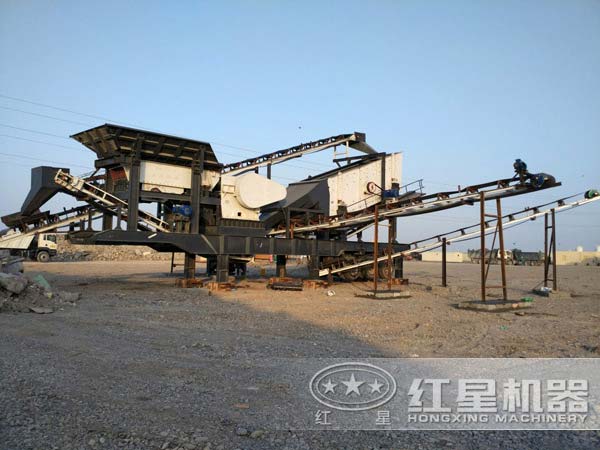 移動(dòng)破碎站投產(chǎn)現場(chǎng)