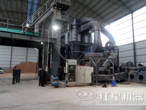 新型石灰石磨粉機安裝現場(chǎng)