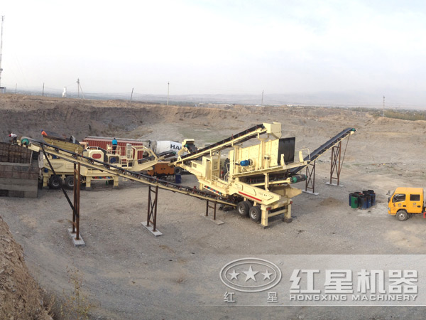移動(dòng)破碎站作業(yè)現場(chǎng)