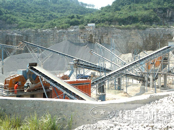 傳統露天采石場(chǎng)作業(yè)現場(chǎng)圖