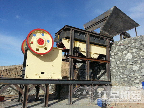 戶(hù)外工作中的鄂式破碎機