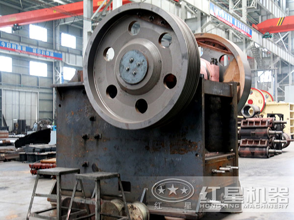 顎式破碎機生產(chǎn)車(chē)間