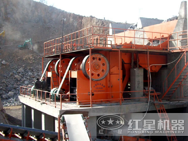鄂式破碎機作業(yè)現場(chǎng)
