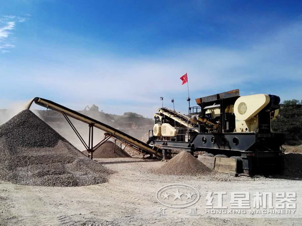 移動(dòng)破碎站作業(yè)現場(chǎng)