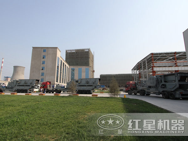 紅星移動(dòng)磕石機發(fā)貨現場(chǎng)