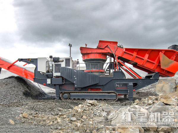 山地作業(yè)中的履帶式移動(dòng)破碎機
