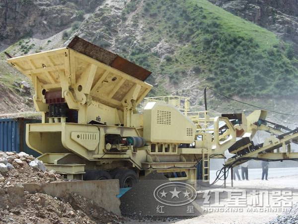 移動(dòng)破碎站作業(yè)現場(chǎng)