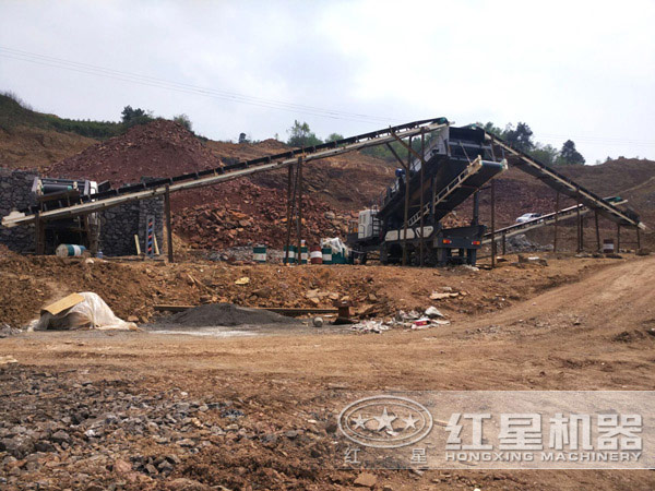 移動(dòng)破碎站作業(yè)現場(chǎng)