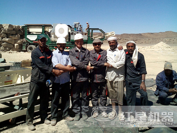 移動(dòng)碎石機生產(chǎn)現場(chǎng)客戶(hù)留影
