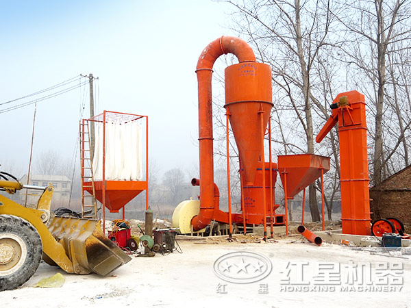 雷蒙磨粉機施工現場(chǎng)