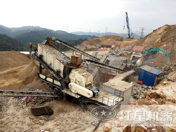 移動(dòng)式石頭破碎機工作現場(chǎng)