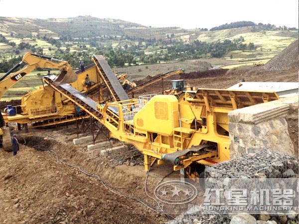 建筑垃圾移動(dòng)破碎站作業(yè)客戶(hù)現場(chǎng)