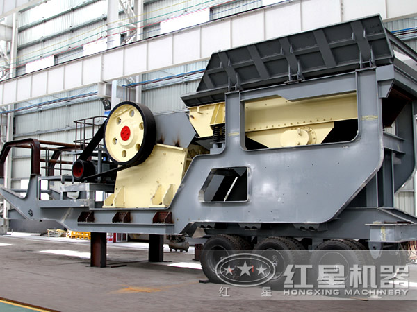 以配置粗碎顎式破碎機為核心設備的河卵石車(chē)載流動(dòng)打石機