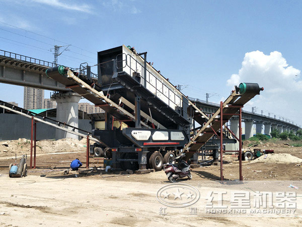 作業(yè)中的新型車(chē)載碎石機