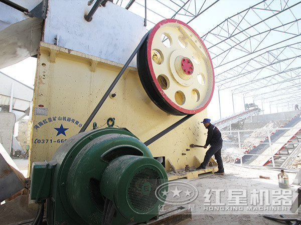 PE750*1060鄂式破碎機安裝生產(chǎn)客戶(hù)現場(chǎng)