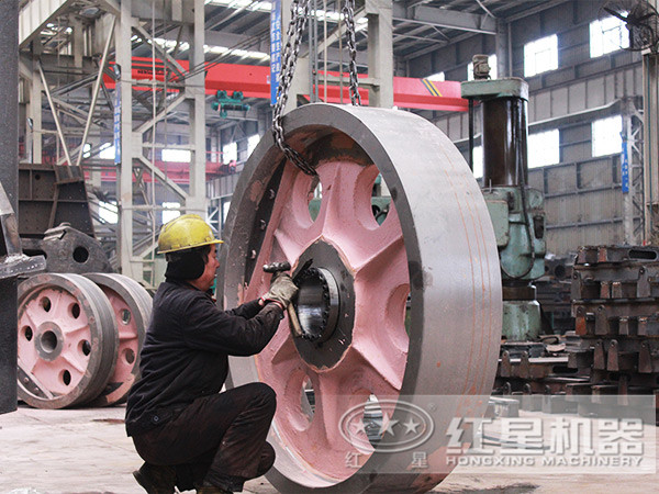 紅星鄂式破碎機生產(chǎn)車(chē)間