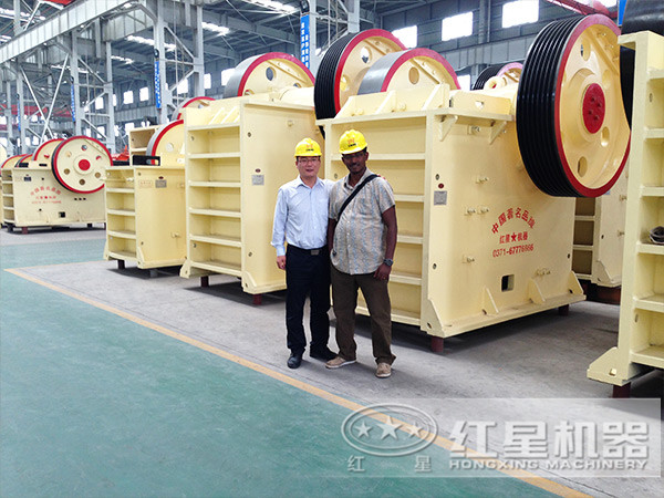 紅星顎式破碎機客戶(hù)留影