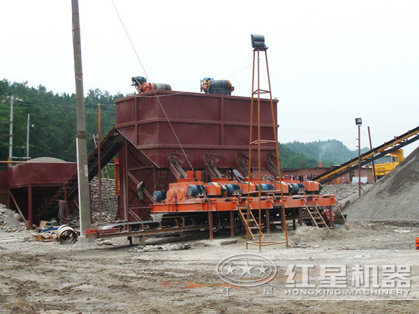 輥式破碎機作業(yè)現場(chǎng)