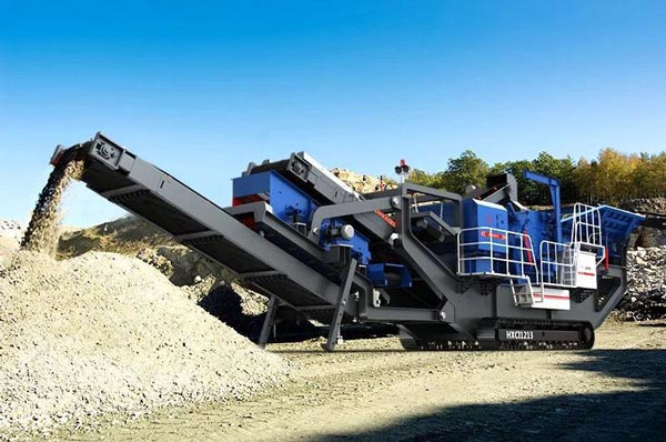 履帶式移動(dòng)破碎機客戶(hù)現場(chǎng)