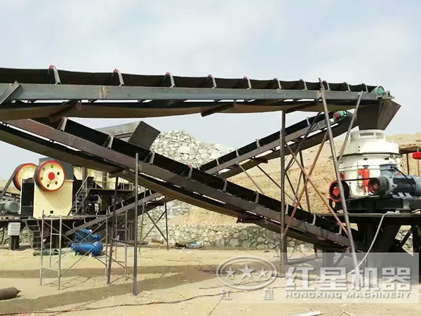 花崗巖制砂生產(chǎn)線(xiàn)施工現場(chǎng)一角