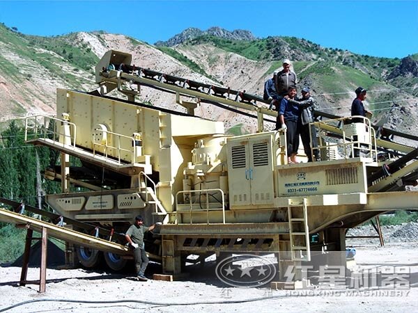 流動(dòng)汽車(chē)載式碾石機工作現場(chǎng)