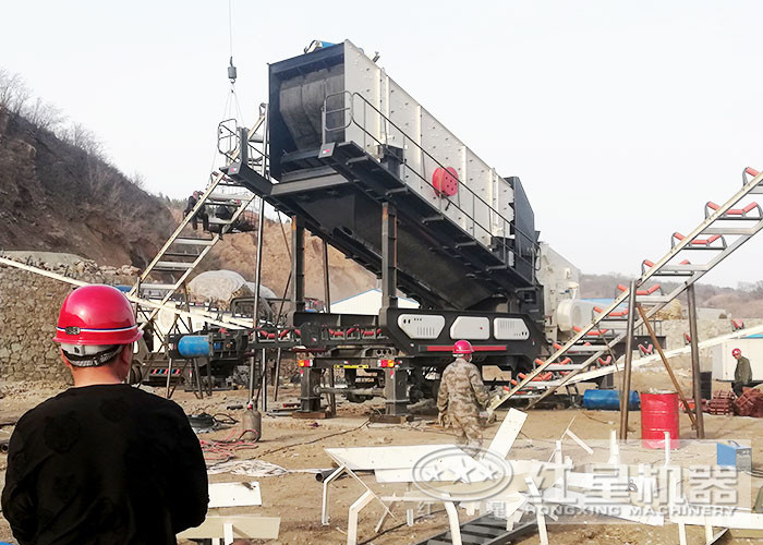 再硬的石頭，在這臺流動(dòng)碎石機下也變成了規整的石子