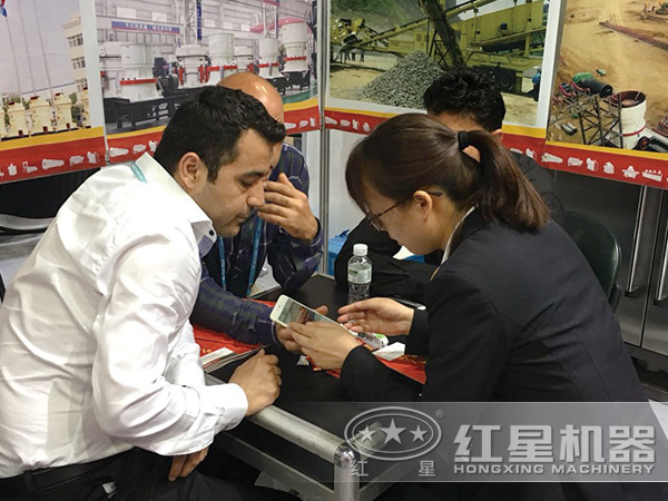 產(chǎn)品經(jīng)理正在為預約來(lái)廠(chǎng)客戶(hù)做詳細講解