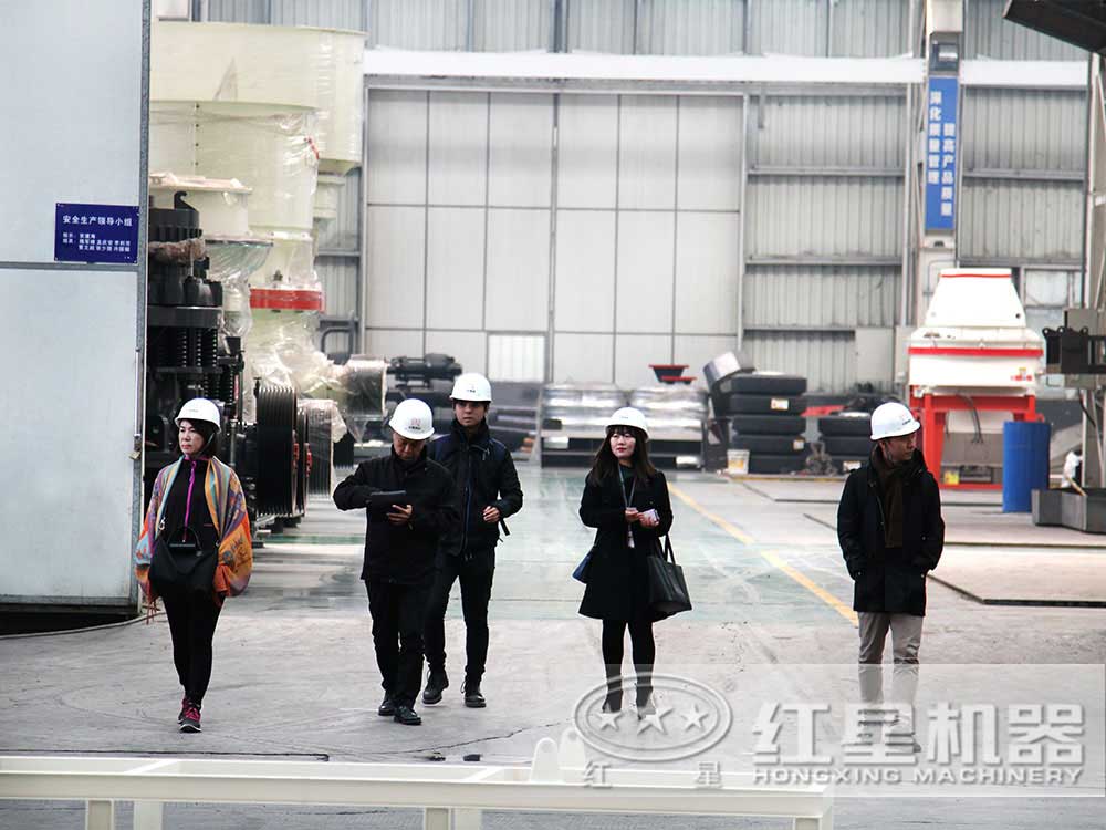 客戶(hù)來(lái)廠(chǎng)參觀(guān)單缸圓錐破碎機