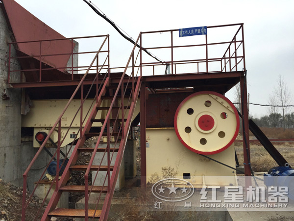 顎破碎石機作業(yè)現場(chǎng)實(shí)拍