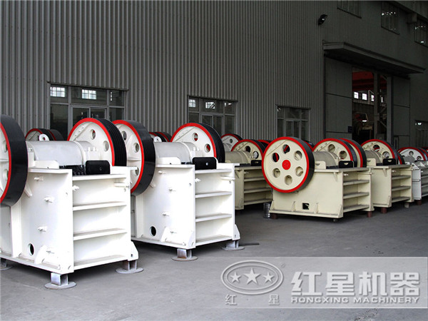 紅星礫石顎破粉碎設備生產(chǎn)廠(chǎng)家車(chē)間一角