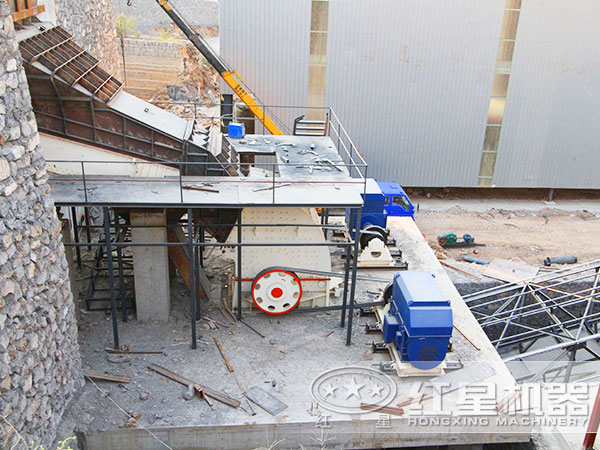 紅星重錘式破碎機作業(yè)于河南新鄉一砂石廠(chǎng)