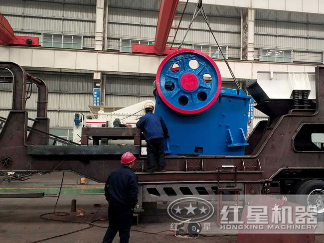 紅星履帶式移動(dòng)破碎機生產(chǎn)車(chē)間