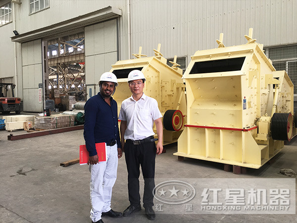 肯尼亞一客戶(hù)來(lái)廠(chǎng)參觀(guān)反擊破設備