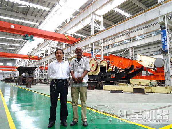 客戶(hù)來(lái)廠(chǎng)訂購石頭粉碎機