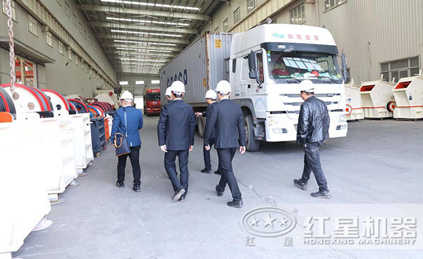 王廠(chǎng)長(cháng)一行來(lái)紅星車(chē)間考察