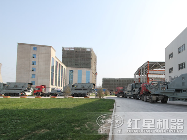 多臺流動(dòng)破碎石子機排隊發(fā)貨中