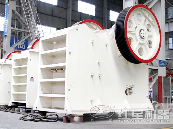 粉碎花崗巖選用750顎破機，效果不錯，性?xún)r(jià)比更高