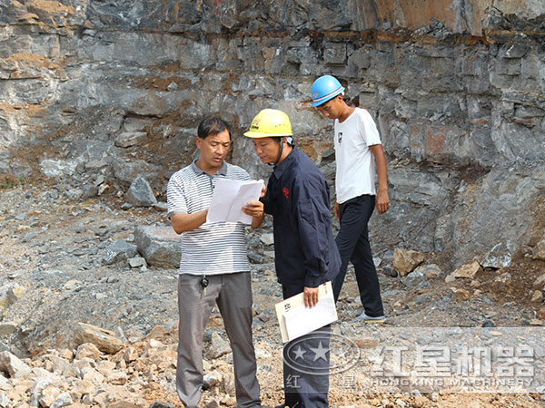 紅星技術(shù)人員現場(chǎng)為用戶(hù)指導