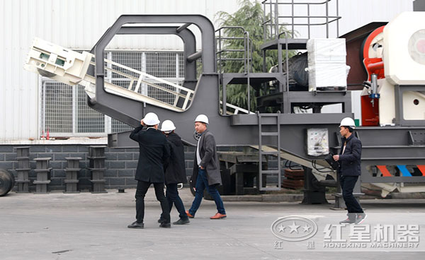 用戶(hù)來(lái)廠(chǎng)參觀(guān)考察移動(dòng)打砂機