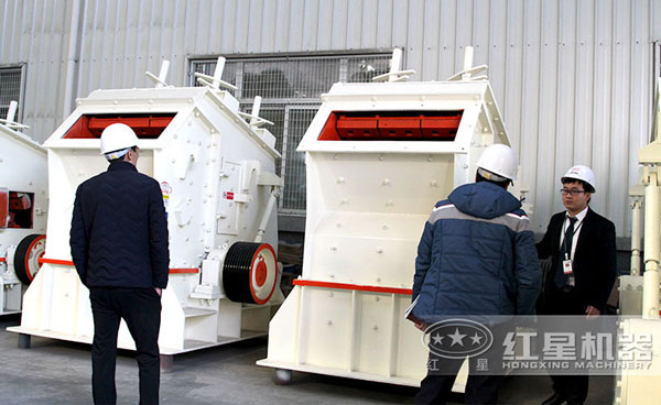 河南紅星技術(shù)人員正在為用戶(hù)選型