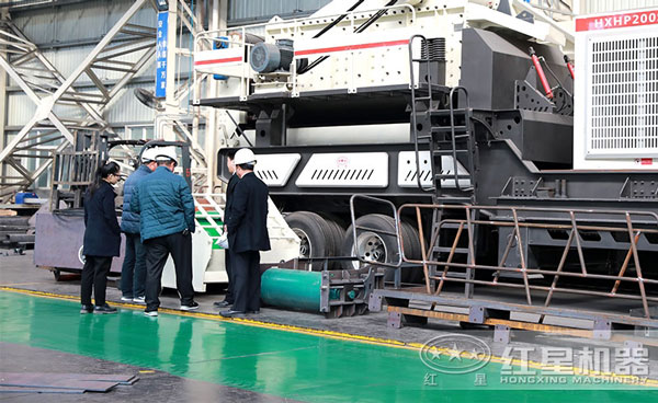 客戶(hù)來(lái)廠(chǎng)參觀(guān)紅星移動(dòng)制砂機設備