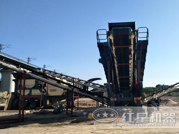 大型移動(dòng)破碎石料設備生產(chǎn)現場(chǎng)