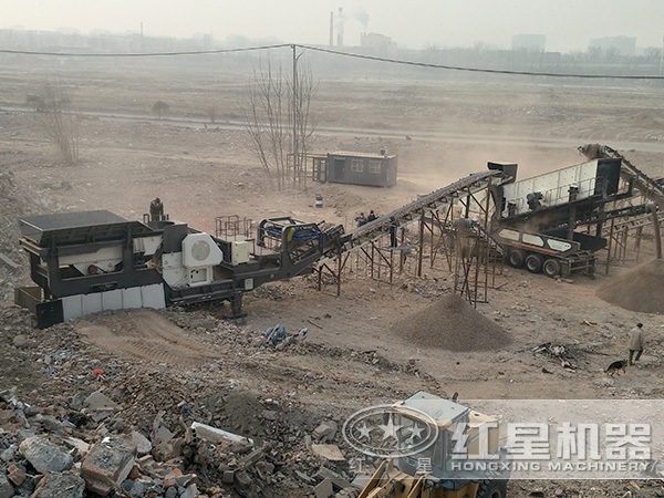 客戶(hù)來(lái)廠(chǎng)參觀(guān)履帶汽車(chē)移動(dòng)磕石機