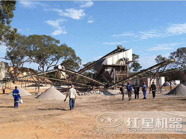 生產(chǎn)多規格成品的環(huán)保移動(dòng)破碎機現場(chǎng)