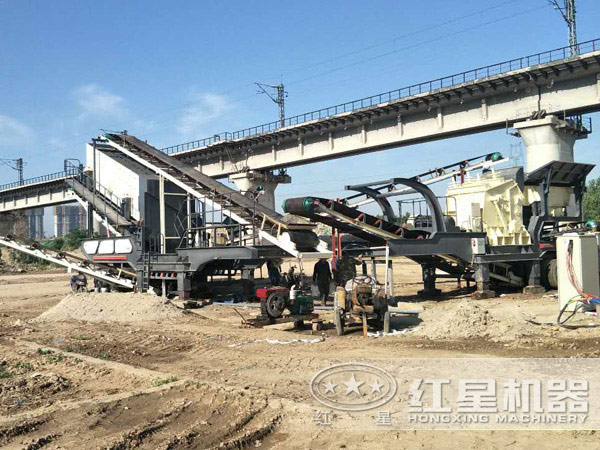 環(huán)保移動(dòng)式碎石機生產(chǎn)現場(chǎng)